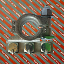 Carica l'immagine nel visualizzatore di Gallery, foto reale parte inferiore, incastro, blocca poli, con tre viti fissaggio, senza dadi, MORSETTO BATTERIA POLO NEGATIVO, SEGNO MENO. compatibile con  IVECO DAILY DA 2006. OEM 42559575