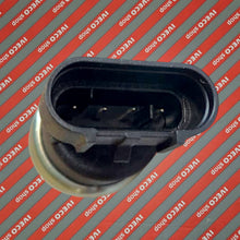 Carica l'immagine nel visualizzatore di Gallery, INTERRUTTORE RETROMARCIA IVECO, foto con pin attacco stanghette. compatibile con EUROCARGO 1992 > TECTOR 65E 75E 80E 90E 100E 120E 130E 150E 170E 180E. oe iveco4858072