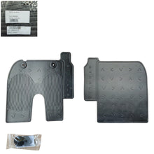 Carica l'immagine nel visualizzatore di Gallery, 500025223 oe TAPPETO GOMMA ORIGINALE IVECO, CON SCRITTA IN RILIEVO STRALIS. Compatibile con iveco stralis hi-way, colore nero. kit da 2 pezzi, più ferma tappetino antiscivolo.