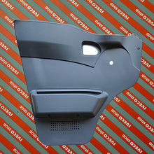 Carica l'immagine nel visualizzatore di Gallery, foto reale, PANNELLO INTERNO PORTA SINISTRA, in plastica, colore grigio. disponibile originale. compatibile IVECO DAILY S 2000 35C 35S 40C 50C 60C 65C  1999/2009. oem 500339321 