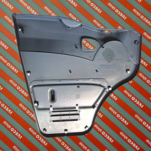 Carica l'immagine nel visualizzatore di Gallery, interno del Pannello rivestimento porta interno cabina iveco daily, colore grigio scuro, con clip e incastri per porta, alloggiamento alzavetro elettronico. oe iveco 500339322 destro passeggero, foto reale, del ricambio originale. spedizione italia europa da Asti piemonte