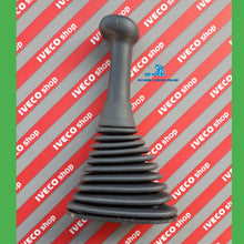 Carica l&#39;immagine nel visualizzatore di Gallery, 98408938 CUFFIA POMELLO LEVA CAMBIO 8 MARCE IN CABINA IVECO EUROCARGO DAL 1992 AL 2008 TUTTI I MODELLI A 8 MARCE