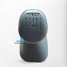 Carica l&#39;immagine nel visualizzatore di Gallery, 98408938 CUFFIA POMELLO LEVA CAMBIO 8 MARCE IN CABINA IVECO EUROCARGO DAL 1992 AL 2008 TUTTI I MODELLI A 8 MARCE