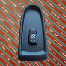 Carica l'immagine nel visualizzatore di Gallery, foto reale, alta definizione, INTERRUTTORE LATO Destro PASSEGGERO, DISPONIBILE ORIGINALE IVECO 5801304492. compatibile con TUTTI I DAILY DAL 2006 AL 2012. sito ricambi camion offre Opzioni di spedizione in 24 e 48 H. pagamento flessibile a scelta.