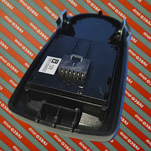 Carica l'immagine nel visualizzatore di Gallery, foto reale, attacco pin, INTERRUTTORE LATO Destro PASSEGGERO, DISPONIBILE ORIGINALE IVECO 5801304492. compatibile con TUTTI I DAILY DAL 2006 AL 2012. sito ricambi camion offre Opzioni di spedizione in 24 e 48 H. pagamento flessibile a scelta.