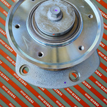 Carica l'immagine nel visualizzatore di Gallery, Puleggia Ventola Radiatore Originale IVECO - Codice OE 5801919602. Cross Reference 5801882809, 09226052. Applicazione principale: Organo di trasmissione per cinghia e ventola viscosa del radiatore camion. Qualità OE Garantita: Componente originale per la massima affidabilità su strada. Evita problemi di installazione o usura precoce delle cinghie servizi. Spedizione Rapida.
inglese: Clutch of radiator fan 5801919602 5803134423