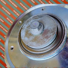 Carica l'immagine nel visualizzatore di Gallery, foto reale Puleggia Ventola Radiatore Originale IVECO - Codice OE 5801919602. Cross Reference 5801882809, 09226052. Applicazione principale: Organo di trasmissione per cinghia e ventola viscosa del radiatore camion. Qualità OE Garantita. Ricambicamiononline.it offre assistenza clienti dedicata con verifica ricambio con VIN. Spedizione Rapida