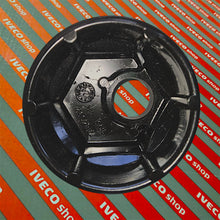 Carica l'immagine nel visualizzatore di Gallery, 7184092_CALOTTA_COPRI_MOZZO_ANTERIORE_IVECO_colore_nero, interno calotta