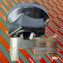 Carica l'immagine nel visualizzatore di Gallery, 7184092 CALOTTA COPRI MOZZO ANTERIORE IVECO, misura avvitamento piccolo 250 mm