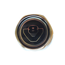 Carica l'immagine nel visualizzatore di Gallery, foto reale testa COPRI BULLONI DADI TUNING 33" IN ACCIAIO INOX, con LOGO 8V in testa. originali SCANIA 2766301. compatibili con scania SERIE R P G T S  NEXT GEN TNG