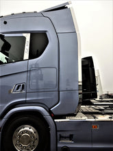 Carica l&#39;immagine nel visualizzatore di Gallery, PARASPRUZZO LUNGO TRAVERSA POSTERIORE LOGO SCANIA NERO O BIANCO
