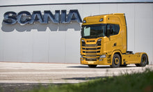 Carica l&#39;immagine nel visualizzatore di Gallery, PARASPRUZZO LUNGO TRAVERSA POSTERIORE LOGO SCANIA NERO O BIANCO
