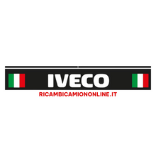 Carica l'immagine nel visualizzatore di Gallery, PARASPRUZZO LUNGO TRAVERSA POSTERIORE CM 240 X 35 LOGO IVECO CON BANDIERA ITALIANA STRALIS TRAKKER EUROCARGO EUROSTAR TURBOSTAR HI-WAY S-WAY X-WAY T-WAY EUROTECH EUROTRAKKER 190.42 190.48 330 440E52