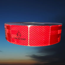 Carica l'immagine nel visualizzatore di Gallery, NASTRO ADESIVO CATARIFRANGENTE SEGNALETICO TRATTEGGIATO SEGMENTATO RIFLETTENTE MOTRICE RIMORCHI TELONATI OMOLOGATO ECE1 ATH
