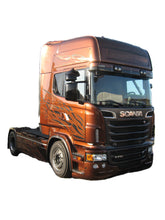 Carica l&#39;immagine nel visualizzatore di Gallery, PARASPRUZZO LUNGO TRAVERSA POSTERIORE LOGO SCANIA NERO O BIANCO