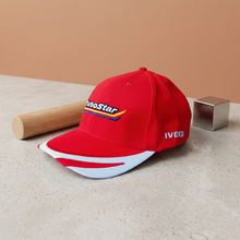 Carica l'immagine nel visualizzatore di Gallery, cappellino berretto con visiera, personalizzato turbostar e marca iveco cucita, colore rosso e bianco. misura universale, lavabile. moda accessori iveco