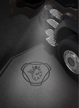 Carica l&#39;immagine nel visualizzatore di Gallery, LUCE DI CORTESIA TUNING SU PORTA SINISTRA SCANIA LOGO 8V SERIE TNG