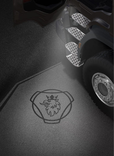 LUCE DI CORTESIA TUNING SU PORTA SINISTRA SCANIA LOGO 8V SERIE TNG
