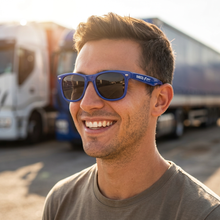 Carica l'immagine nel visualizzatore di Gallery, foto modello occhiali da sole, uv 400, originali iveco, colore blu, anti riflesso, resistenti all'acqua, con scritta ai lati iveco fpt