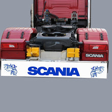 Carica l'immagine nel visualizzatore di Gallery, PARASPRUZZO LUNGO PER TRAVERSA POSTERIORE CM 240 X 35 CM LOGO SCANIA NERO BIANCO ROSSO 94 114 124 144 164 SERIE G P R S T  NEXT GEN