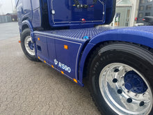 Carica l&#39;immagine nel visualizzatore di Gallery, COPRIDADI BULLONE TUNING PROTEZIONE RUOTA ACCIAIO INOX 33&quot; LOGO SCANIA IN RILIEVO SERIE TNG NEXTGEN SERIE R P G