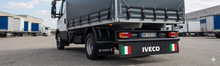 Carica l'immagine nel visualizzatore di Gallery, PARASPRUZZO LUNGO TRAVERSA POSTERIORE DAILY CM 185 X 28 LOGO IVECO CON BANDIERA ITALIANA 35.8 35.10 35.12 49.10 49.12 59.10 59.12 35C 50C 60C 65C 70C