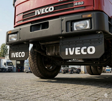 Carica l'immagine nel visualizzatore di Gallery, KIT 2 PARASPRUZZI ANTERIORI LOGO IVECO STRALIS TRAKKER EUROCARGO 190 TURBOSTAR EUROSTAR EUROTECH S-WAY T-WAY X-WAY 62X17 CM