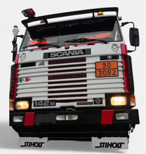 Carica l'immagine nel visualizzatore di Gallery, KIT 2 PARASPRUZZI ANTERIORI LOGO SCANIA 94 114 124 144 164 SERIE G P R S T STIHOLT NERO O BIANCO 20X65 CM NEXT GEN