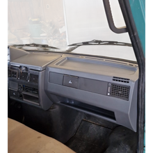 Carica l'immagine nel visualizzatore di Gallery, foto reale di cruscotto per iveco new daily, codice 93924756. Colore: GRIGIO
Materiale: ABS TEMPERATO
Con nottolino integrato e chiavi (per sportello)
Condizione: NUOVO
Prodotto prodotto interamente in Italia
Costruito secondo le specifiche del costruttore originale