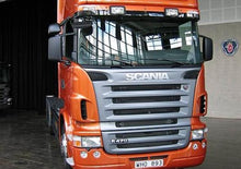 Carica l&#39;immagine nel visualizzatore di Gallery, PARASPRUZZO LUNGO TRAVERSA POSTERIORE LOGO SCANIA NERO O BIANCO